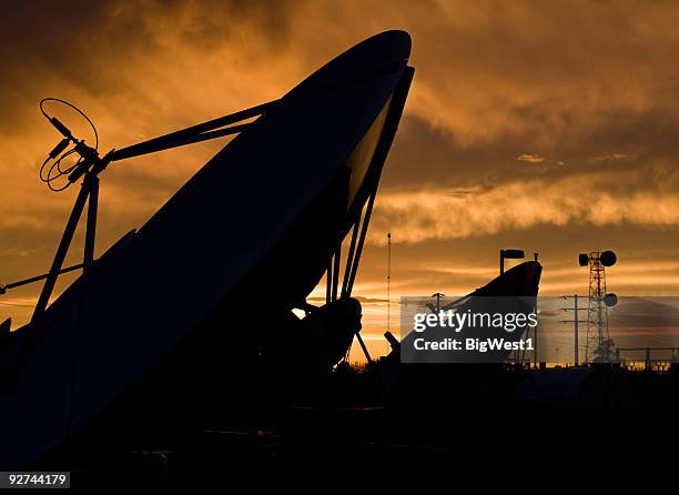 le antenne radio e televisivi e nel crepuscolo. - torre di trasmissione a microonde foto e immagini stock