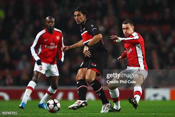 William Gallas and Thomas Vermaelen of Arsenal keep a close eye on Graziano Pelle of AZ Alkmaar during the UEFA Champions League Group H match...