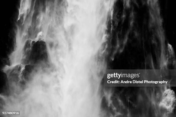 milford sound - new zealand - wasserfall stock pictures, royalty-free photos & images