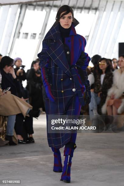 Model presents a creation for Sacai during the 2018/2019 fall/winter collection fashion show on March 5, 2018 in Paris. / AFP PHOTO / ALAIN JOCARD