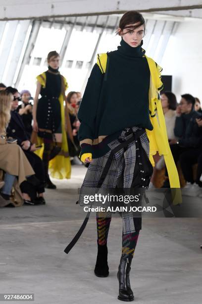 Model presents a creation for Sacai during the 2018/2019 fall/winter collection fashion show on March 5, 2018 in Paris. / AFP PHOTO / ALAIN JOCARD