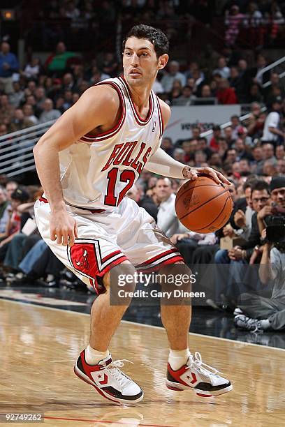 Kirk Hinrich of the Chicago Bulls drives the ball to the basket during the game against the San Antonio Spurs at the United Center on October 29,...
