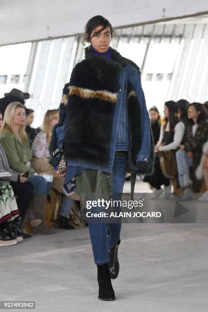 Model presents a creation for Sacai during the 2018/2019 fall/winter collection fashion show on March 5, 2018 in Paris. / AFP PHOTO / ALAIN JOCARD