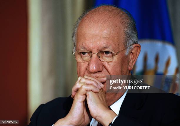 Former Chilean President Ricardo Lagos gestures during a press conference with US Secretary of Labor Hilda Lucia Solis in Tegucigalpa, on November 4,...