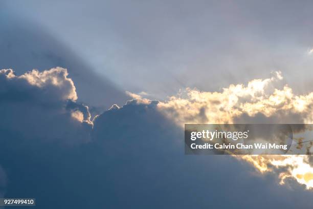 dramatic clouds and light - silbertreifen am horizont stock-fotos und bilder