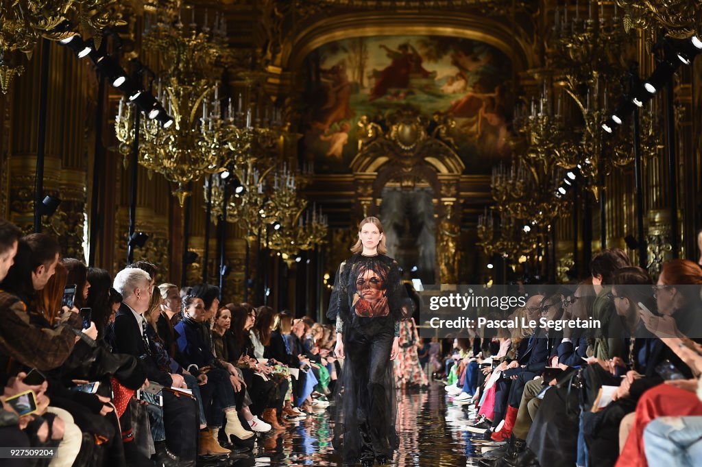 Stella McCartney : Runway - Paris Fashion Week Womenswear Fall/Winter 2018/2019