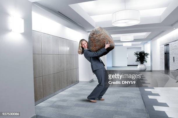 オフィスの設定で大きな石を運ぶため実業家闘争 - つまらない仕事 ストックフォトと画像
