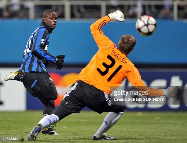 Mario Balotelli of FC Inter Milan fights for a ball with Stanislav Bogush, goalkeeper of Dynamo Kiev during the UEFA Champions League, Group F...
