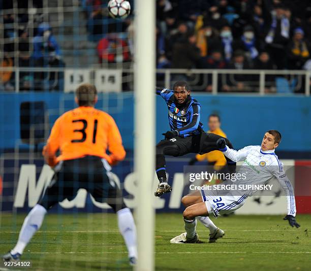 Samuel Eto'o of FC Inter fights for a ball with Stanislav Bogush and Yevgen Khacheridi of Dynamo Kiev during UEFA Champions League, Group F football...
