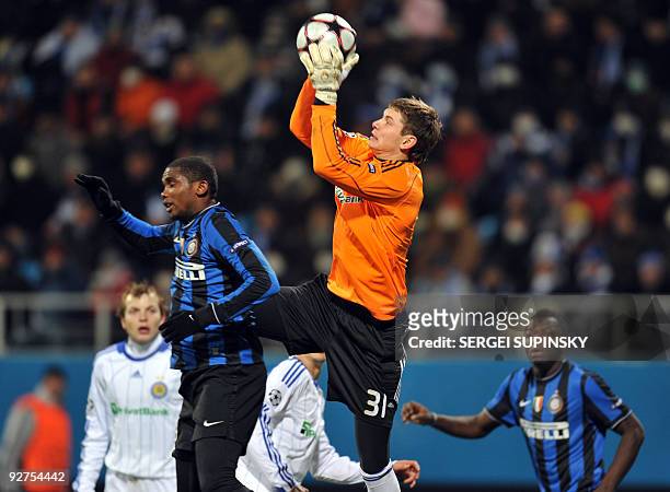 Samuel Eto'o of FC Inter fights for a ball against goalkeeper Stanislav Bogush of Dynamo Kiev during a UEFA Champions League, Group F football match...