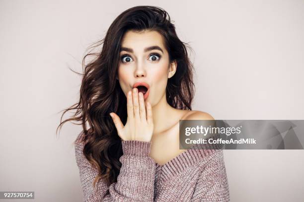 schöne frau - unerwartet stock-fotos und bilder