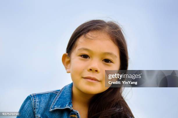 jong meisje hawaiian polynesische kinderen in casual kleding - polinesische cultuur stockfoto's en -beelden