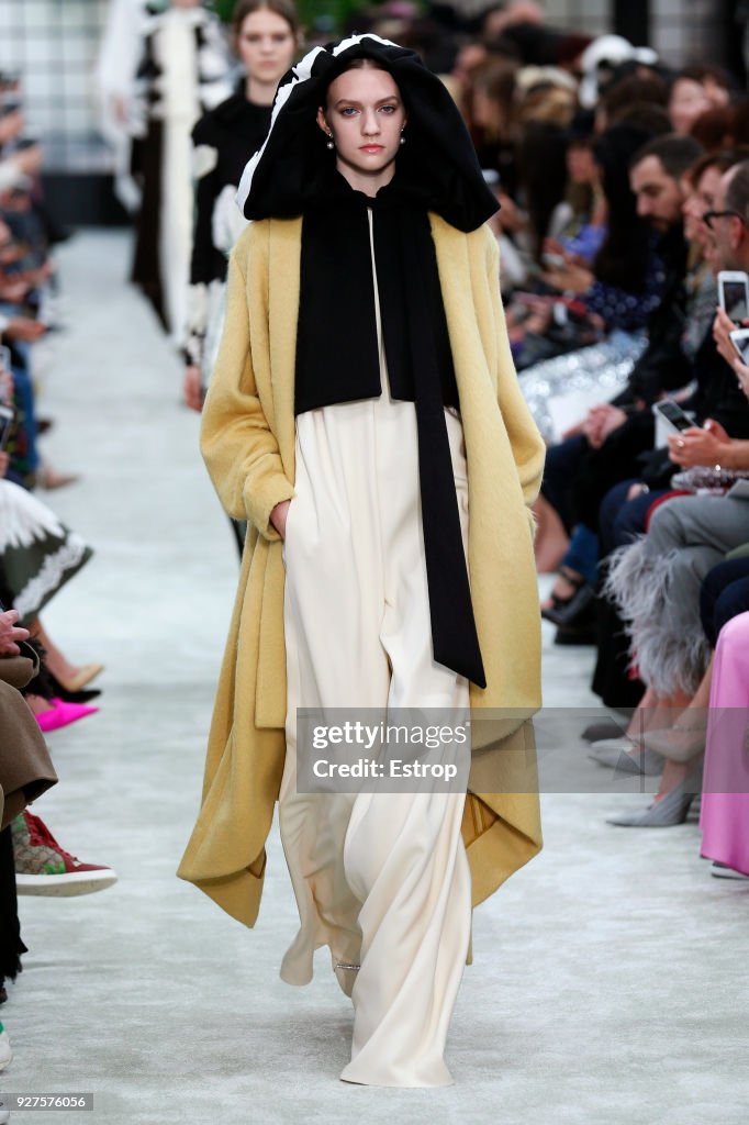 Valentino : Runway - Paris Fashion Week Womenswear Fall/Winter 2018/2019