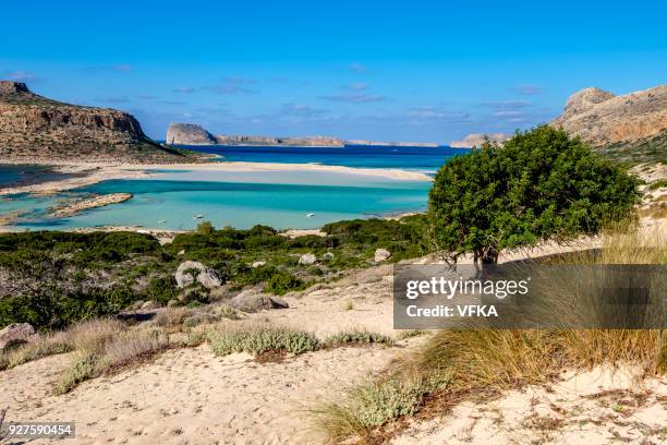 levendige blauwe balos beach lagoon, gramvousa, kreta, griekenland - kreta stockfoto's en -beelden