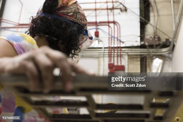female artist working in workshop - scott zdon foto e immagini stock