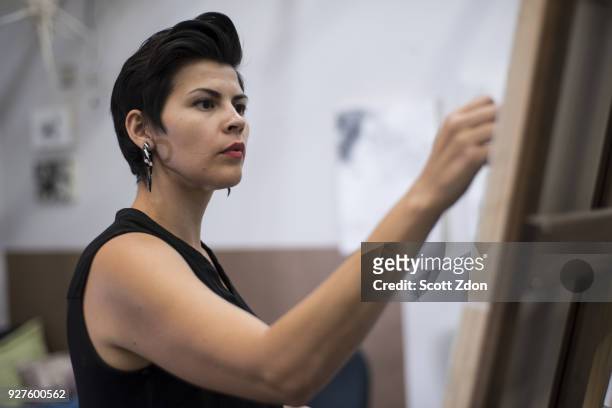 artist painting in her studio - scott zdon foto e immagini stock