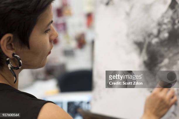artist painting in her studio - scott zdon stock-fotos und bilder