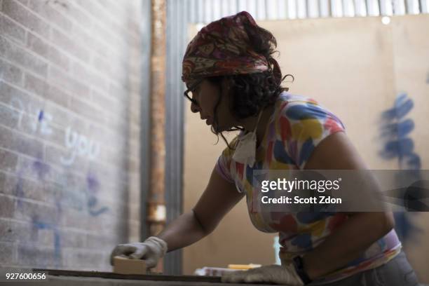 female artist working in workshop - scott zdon fotografías e imágenes de stock