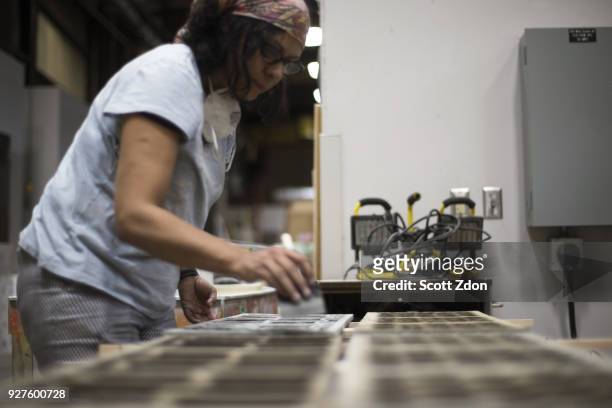 female artist working in workshop - scott zdon fotografías e imágenes de stock