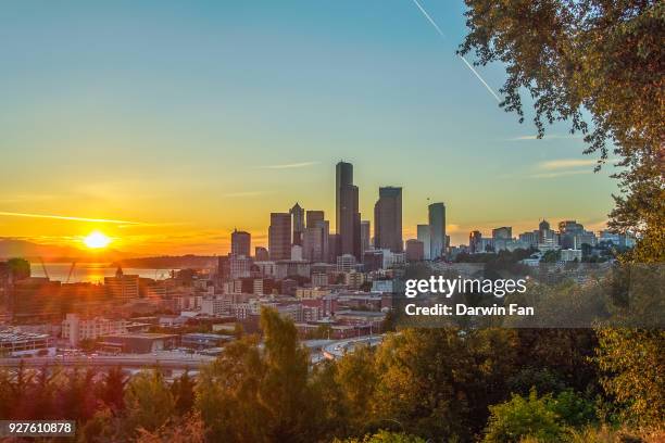 seattle skyline at sunset - seattle landscape stock pictures, royalty-free photos & images