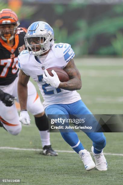 Ameer Abdullah of the Detroit Lions runs the football upfield during the game against the Cincinnati Bengals at Paul Brown Stadium on December 24,...