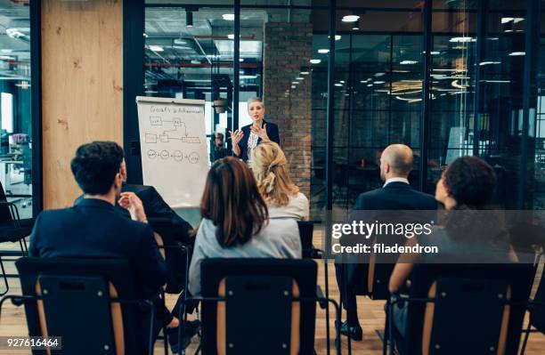 ziele und zielerreichung - flipchart stock-fotos und bilder