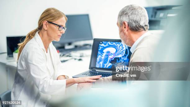 gehirn-tumor-diagnose - hirntumor stock-fotos und bilder