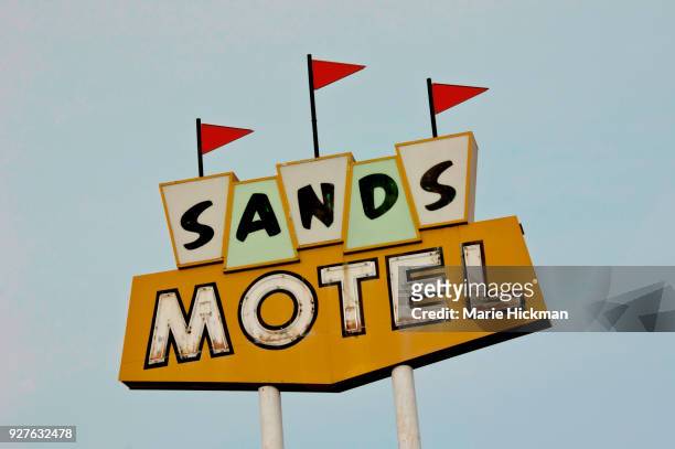 mid-century modern sign, the sands motel, on route 66, in grants, new mexico. - marie hickman stock-fotos und bilder