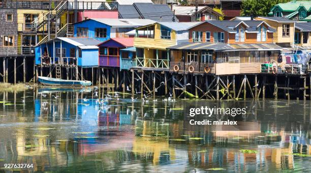 palafitos in castro auf der insel chiloé, chile - architektonische stelzen stock-fotos und bilder