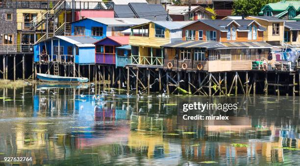 palafitos en castro en la isla de chiloé, chile - castro isla de chiloé fotografías e imágenes de stock