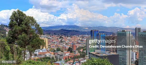 bogota, colombia - high angle panoramisch uitzicht over de hoofdstad van zuid-amerikaanse op de bergen van de andes - contrast van oud en nieuw - bogota stockfoto's en -beelden