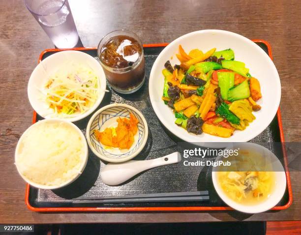 lunch meal of smock duck meat stir fried with vegetables - shimeji mushroom - fotografias e filmes do acervo