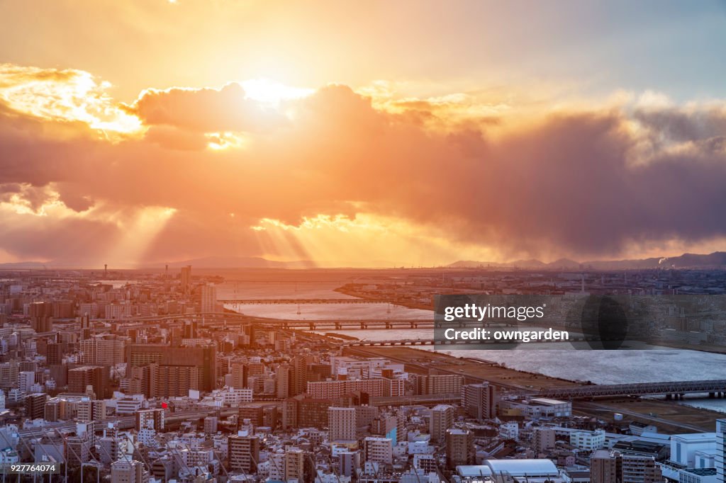 Vue aérienne de Osaka Skyline au coucher du soleil