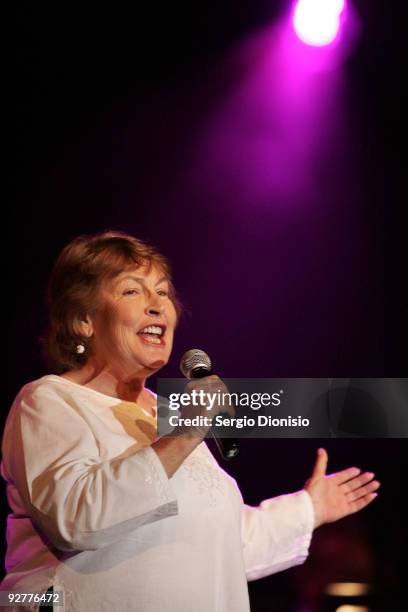 Ln Reddy 1,172 Helen Reddy Photos & High Res Pictures - Getty Images