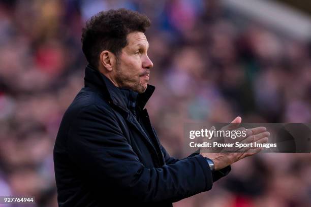 Coach Diego Simeone of Atletico de Madrid gestures during the La Liga 2017-18 match between Atletico de Madrid and Athletic de Bilbao at Wanda...