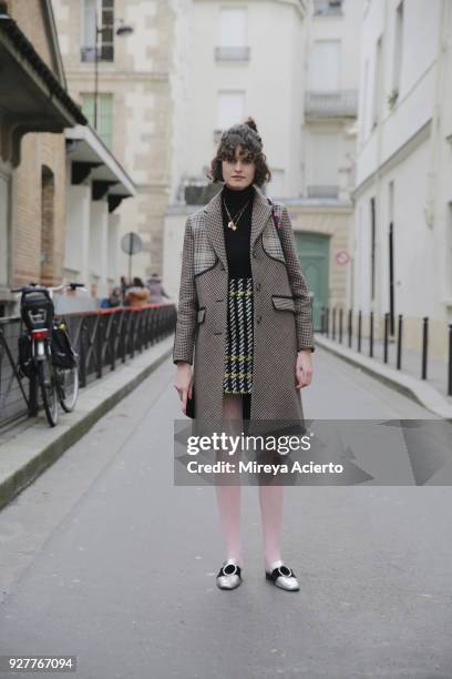 Fashion stylist Chloe Hill seen during Paris Fashion Week Womenswear Fall/Winter 2018/2019 on March 5, 2018 in Paris, France.