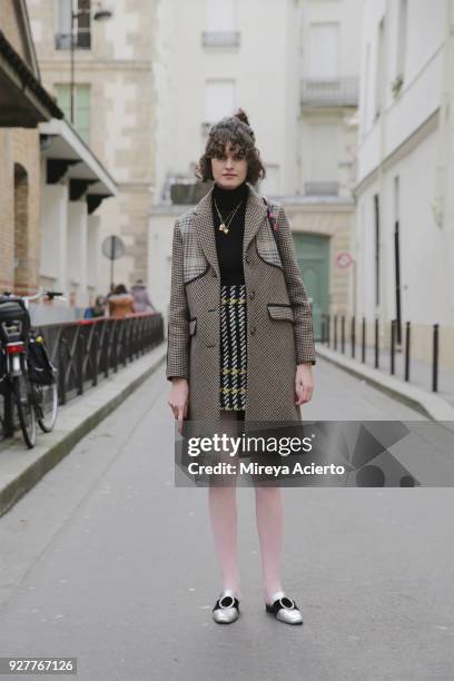 Fashion stylist Chloe Hill seen during Paris Fashion Week Womenswear Fall/Winter 2018/2019 on March 5, 2018 in Paris, France.