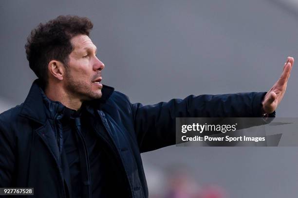 Coach Diego Simeone of Atletico de Madrid gestures during the La Liga 2017-18 match between Atletico de Madrid and Athletic de Bilbao at Wanda...