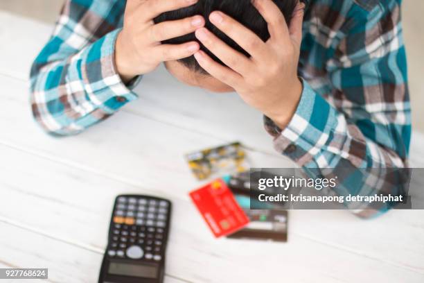 businesses stress with credit cards. - crédit consommation photos et images de collection