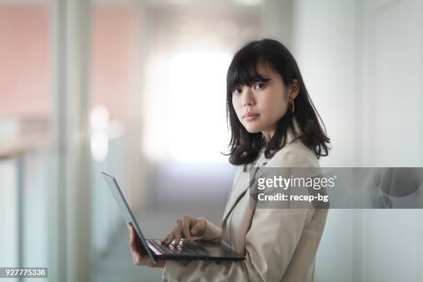 日本女性のポートレート  - 美大生　日本 ストックフォトと画像