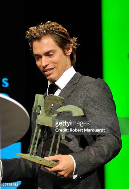 Carlos Baute receives two 2009 Onda Awards for best song and for best artist at the Theater Liceu on November 4, 2009 in Barcelona, Spain.