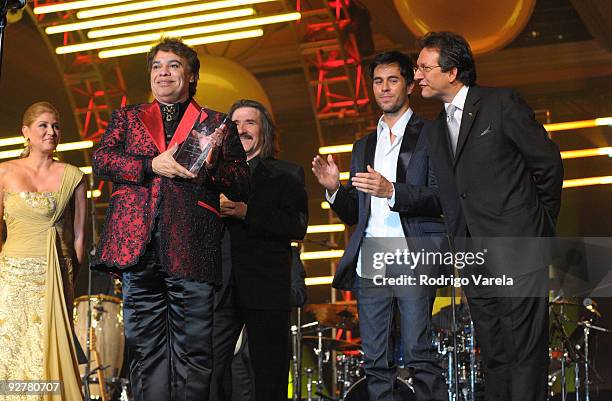 Maite Delgado, honoree Juan Gabriel, Chairman of the Latin Recording Academy Luis Cobos, singer Enrique Iglesias and President of the Latin Recording...