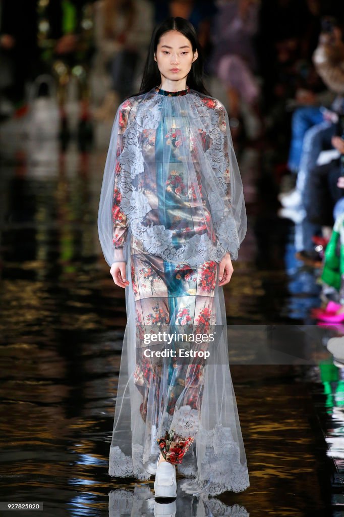 Stella McCartney : Runway - Paris Fashion Week Womenswear Fall/Winter 2018/2019