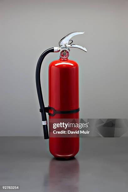 fire extinguisher on table - extintor de incêndio - fotografias e filmes do acervo