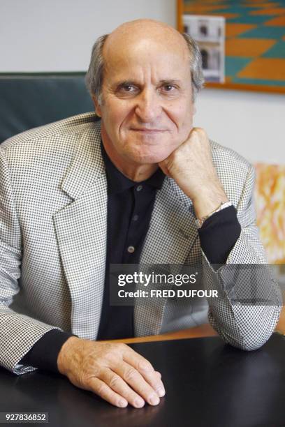 Axel Ganz, ancien patron de Prisma Presse, est photographié le 18 octobre 2006 dans son bureau à Paris. Axel Ganz lancera le 23 octobre prochain...