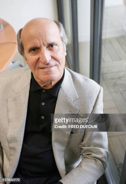 Axel Ganz, ancien patron de Prisma Presse, est photographié le 18 octobre 2006 dans son bureau à Paris. Axel Ganz lancera le 23 octobre prochain...