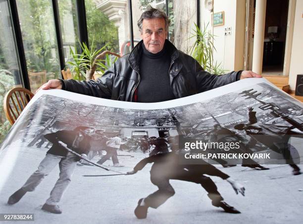 Bruno Barbey, photographe de l'agence Magnum, présente un tirage grand format d'un de ses clichés réalisé durant les évènements de mai 68, le 26 mars...