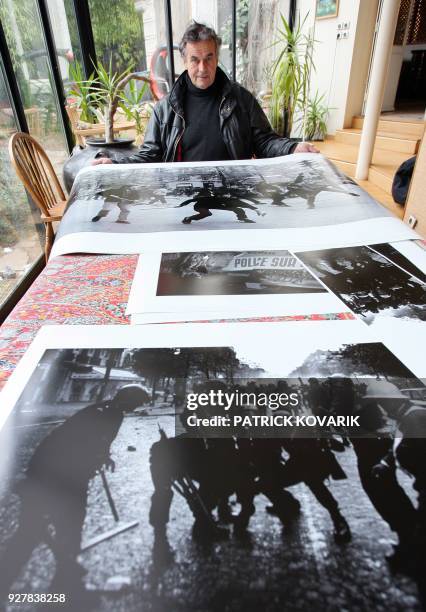 Bruno Barbey, photographe de l'agence Magnum, présente un tirage grand format d'un de ses clichés réalisé durant les évènements de mai 68, le 26 mars...