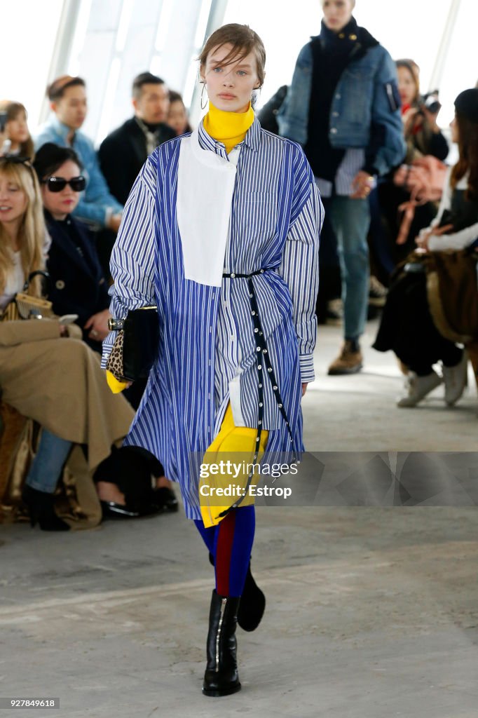 Sacai : Runway - Paris Fashion Week Womenswear Fall/Winter 2018/2019