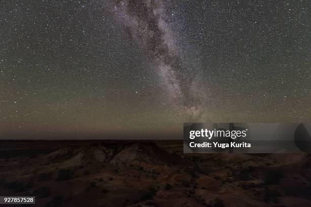 milky way over the kanku-breakaways conservation park - südhalbkugel stock-fotos und bilder
